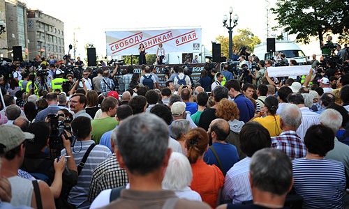 Участники митинга оппозиции "Комитет 6 мая" в защиту обвиняемых и подозреваемых по делу о массовых беспорядках на Болотной площади.