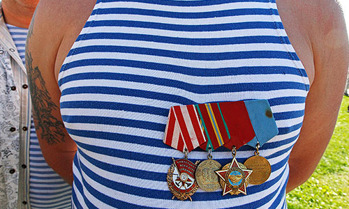 А вот геи и лесбиянки не боятся Дня десантника. "Никто никаких рекомендаций нашим активистам давать не будет, я могу вам честно сказать, что за всю историю существования в Москве ЛГБТ - движения ни одного конфликта ни с десантниками, ни с пограничниками, ни с другими бывшими военнослужащими у нас не было", - сказал "Интерфаксу" организатор московских гей-парадов Николай Алексеев.