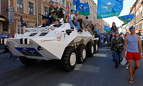 В связи с праздником Федерация мигрантов России (ФМР) обратилась к национальным диаспорам с рекомендацией избегать конфликтов с бывшими военнослужащими ВДВ.