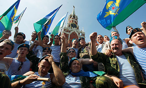 Самые массовые публичные празднования, как обычно, пройдут в столице. Офицеры-десантники в этот день проведут в городе показательные выступления почетной роты курсантов Рязанского высшего воздушно-десантного командного училища. Также пройдет марш воспитанников российских кадетских клубов ВДВ, благотворительная трапеза и праздничный концерт на Васильевском спуске.