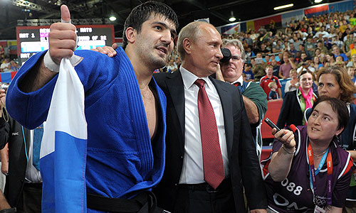 "Это блестящий успех, у нас такого никогда не было, ни в истории российского, ни советского спорта. По-моему, была раньше только одна победа на Олимпиаде в Москве (в 1980 г)", - сказал президент.