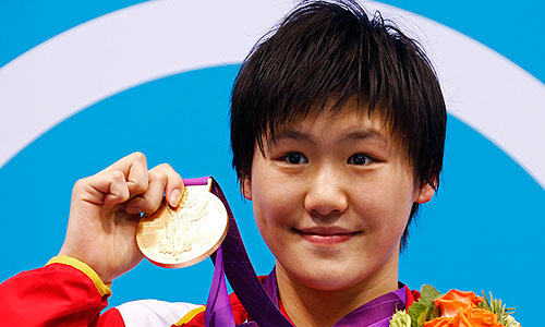 Йе Шивен, Китай. Йе завоевала медаль, установив новый мировой рекорд в плавании -  400 метров за 4 минуты и 28,43 секунды.