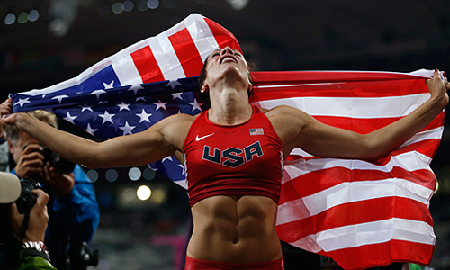 Американка Дженнифер Шур, завоевавшая золото во время финала по прыжкам с шестом у женщин.