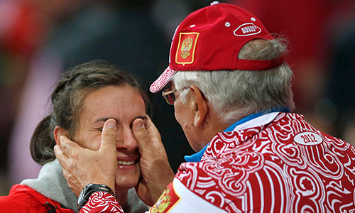 Тренер Евгений Трофимов утешает Елену Исинбаеву, завоевавшую бронзу в прыжках с шестом.