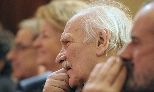 Режиссер Петр Фоменко (в центре) во время выступления на бенефисе актрисы Юлии Борисовой в театре им. Е. Вахтангова.