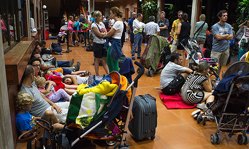 Более 4,7 тыс. человек были эвакуированы с Канарских островов в Испании из-за лесных пожаров, сообщили в воскресенье местные власти. Пожары бушуют на двух островах архипелага - Тенерифе и Гомера. На Тенерифе были эвакуированы 2,2 тыс. человек. На острове горит природный заповедник у подножья вулкана Тейде, огонь распространяется чрезвычайно быстро из-за сильного ветра и низкой влажности.