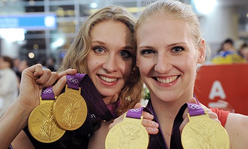 Российские синхронистки Наталья Ищенко и Светлана Ромашина (слева направо) в аэропорту "Шереметьево". Российская сборная по синхронному плаванию завоевала "золото" на ХХХ летних Олимпийских играх в Лондоне.