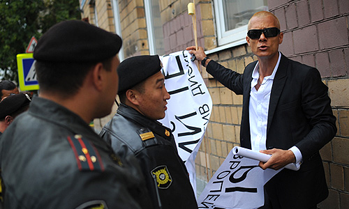 Задержание участника акции протеста у Замоскворецкого суда, где рассматривается дело спортсмена Расула Мирзаева, обвиняемого в смерти 19-летнего студента Ивана Агафонова.