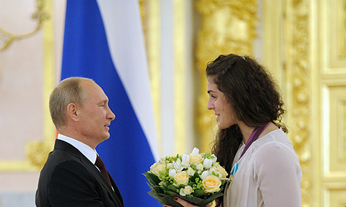 Владимир Путин и чемпионка Олимпиады-2012 по вольной борьбе Наталья Воробьева на торжественной церемонии вручения государственных наград в Александровском зале Большого Кремлевского дворца.