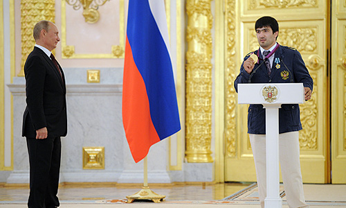 Владимир Путин и дзюдоист Тагир Хайбулаев на торжественной церемонии вручения государственных наград в Александровском зале Большого Кремлевского дворца.