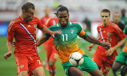 Игроки сборной России Василий Березуцкий и сборной Кот-д'Ивуар Дидье Дрогба (слева направо) в товарищеском матче по футболу между сборными России и Кот-д'Ивуар.