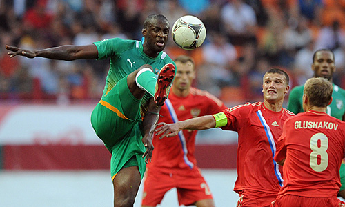 Игроки сборной Кот-д'Ивуар Яя Туре и сборной России Игорь Денисов, Денис Глушаков (на первом плане слева направо) в товарищеском матче по футболу между сборными России и Кот-д'Ивуар.