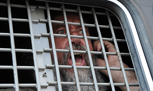 Задержанный участник акции в поддержку панк-группы "Pussy Riot" у Хамовнического суда.