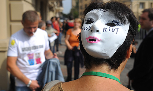 Участники акции в поддержку панк-группы "Pussy Riot" у Хамовнического суда.