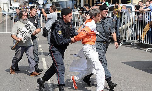 Задержание участников акции в поддержку панк-группы "Pussy Riot" у Хамовнического суда.