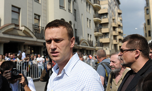 Алексей Навальный во время акции в поддержку панк-группы "Pussy Riot" у Хамовнического суда.