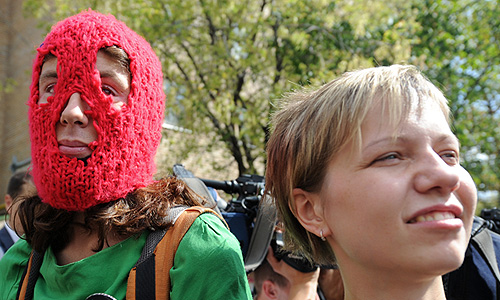 Участники акции в поддержку панк-группы "Pussy Riot" у Хамовнического суда.