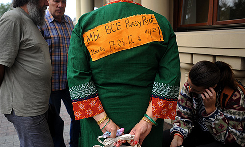 Участники акции в поддержку панк-группы "Pussy Riot" у Хамовнического суда.