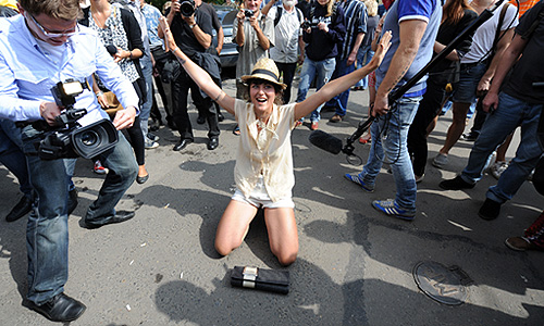 Участники акции в поддержку панк-группы "Pussy Riot" у Хамовнического суда.