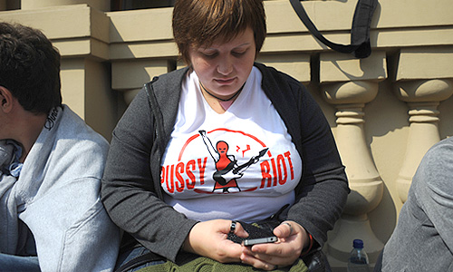 Участники акции в поддержку панк-группы "Pussy Riot" у Хамовнического суда.