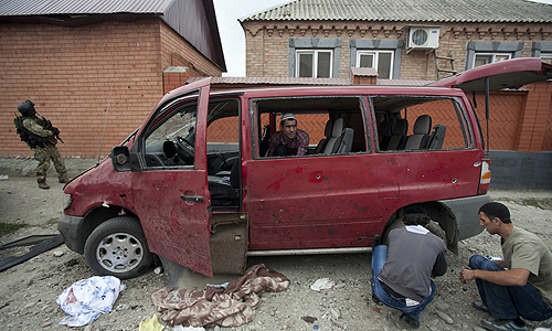 "По оценкам взрывотехников, мощность СВУ составила 10 кг в тротиловом эквиваленте и было начинено дополнительными поражающими элементами, фрагменты которого были обнаружены в ходе осмотра места происшествия", - сказал З.Героев.