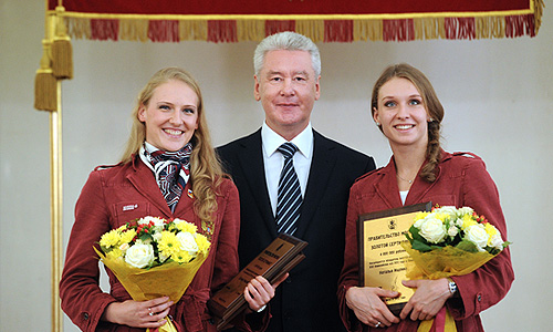 Сергей Собянин и российские синхронистки Светлана Ромашина и Наталья Ищенко (слева направо) на церемонии вручения премий победителям и призерам Олимпийских игр 2012 в Лондоне.