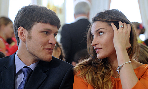 Российские спортсмены по прыжкам в высоту Иван Ухов и Анна Чичерова на церемонии вручения премий победителям и призерам Олимпийских игр 2012 в Лондоне.