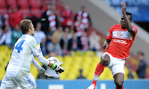 Вратарь "Фенербахче" Мерт Гюнок и игрок "Спартака" Эммануэль Эменике (слева направо) в матче Лиги чемпионов по футболу: "Спартак" (Россия) – "Фенербахче" (Турция).