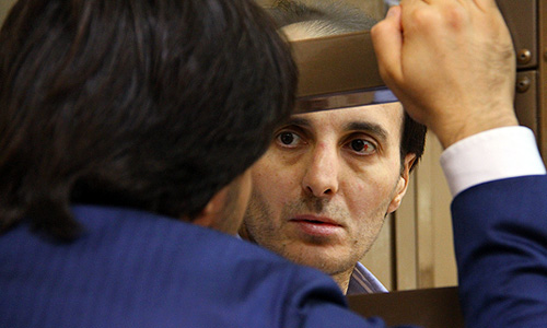 Адвокат Темерханова Мурад Мусаев утверждал в суде, что у его подзащитного имеется как минимум черепно-мозговая травма. "Врачи, которые вчера приезжали в Мосгорсуд после жестокого избиения моего подзащитного, два часа провели с ним, но никаких официальных заключений не сделали, затем в 20-й Городской клинической больнице Темерханову выдали справку об ушибах головы и поясницы, но почему-то, когда он поступил в СИЗО, тюремные медики не обследовали его дополнительно",- сказал адвокат. Он считает, что наличие шишки на лбу у Темерханова и кровоизлияние в глазном яблоке свидетельствуют как минимум о внутренней черепно-мозговой травме.