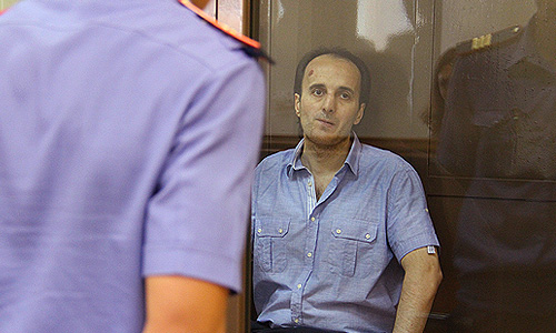 Адвокат Темерханова Мурад Мусаев утверждал в суде, что у его подзащитного имеется как минимум черепно-мозговая травма. "Врачи, которые вчера приезжали в Мосгорсуд после жестокого избиения моего подзащитного, два часа провели с ним, но никаких официальных заключений не сделали, затем в 20-й Городской клинической больнице Темерханову выдали справку об ушибах головы и поясницы, но почему-то, когда он поступил в СИЗО, тюремные медики не обследовали его дополнительно",- сказал адвокат. Он считает, что наличие шишки на лбу у Темерханова и кровоизлияние в глазном яблоке свидетельствуют как минимум о внутренней черепно-мозговой травме.