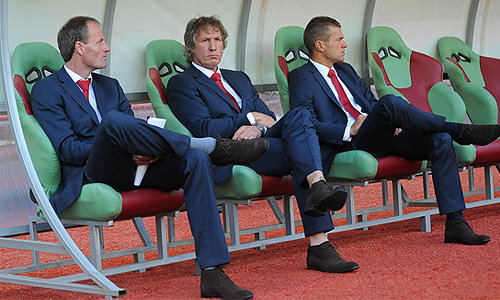 Главный тренер ФК "АЗ Алкмар" Гертьян Вербек (в центре) на матче Лиги Европы по футболу: "Анжи" (Махачкала, Россия) - "АЗ Алкмар" (Алкмар, Нидерланды).