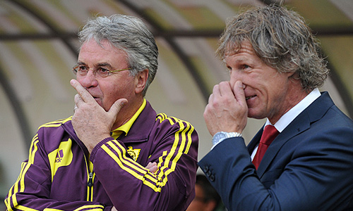 Главный тренер ФК "Анжи" Гус Хиддинк и главный тренер ФК "АЗ Алкмар" Гертьян Вербек (слева направо) на матче Лиги Европы по футболу: "Анжи" (Махачкала, Россия) - "АЗ Алкмар" (Алкмар, Нидерланды).