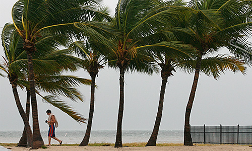 Тропический шторм "Айзек" обрушился на американские острова Флорида-Кис и теперь направляется в сторону штата Луизиана, сообщает в понедельник Национальный центр по наблюдению за ураганами.