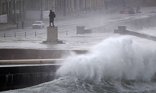 Тропический шторм "Айзек" обрушился на Кубу.