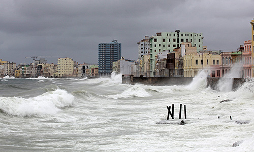 Тропический шторм "Айзек" обрушился на Кубу.