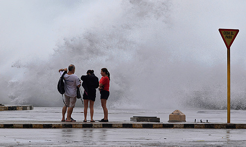 Тропический шторм "Айзек" обрушился на Кубу.