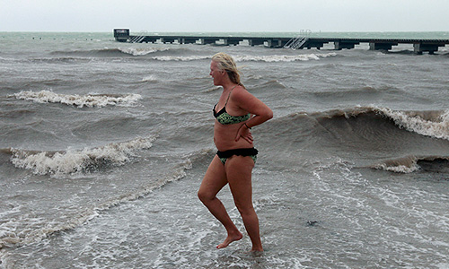 Тропический шторм "Айзек" обрушился на американские острова Флорида-Кис и теперь направляется в сторону штата Луизиана, сообщает в понедельник Национальный центр по наблюдению за ураганами.