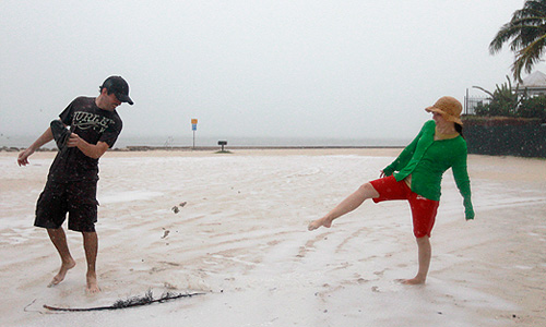 Тропический шторм "Айзек" обрушился на американские острова Флорида-Кис и теперь направляется в сторону штата Луизиана, сообщает в понедельник Национальный центр по наблюдению за ураганами.