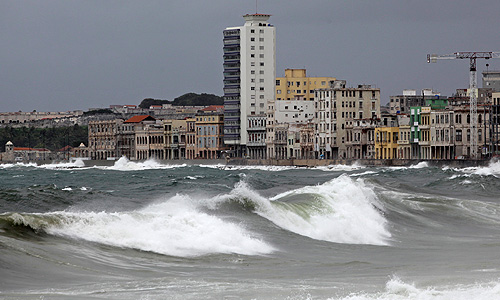 Тропический шторм "Айзек" обрушился на Кубу.