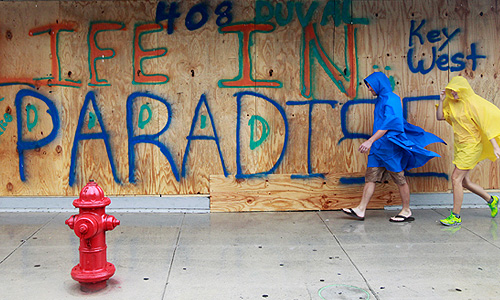 Тропический шторм "Айзек" обрушился на американские острова Флорида-Кис и теперь направляется в сторону штата Луизиана, сообщает в понедельник Национальный центр по наблюдению за ураганами.