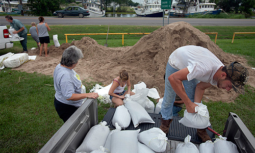 Айзек", приближающийся к американским штатам Луизиана, Алабама и Миссисипи, продолжает усиливаться.