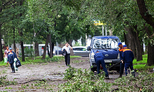 Тайфун "Болавен" достиг российских регионов. Проходя близко от Владивостока, он принес в город сильный ветер, скорость которого на побережье порывами достигает 30 м/секунду. Из-за непогоды был на некоторое время закрыт мост на остров Русский, построенный к саммиту АТЭС.