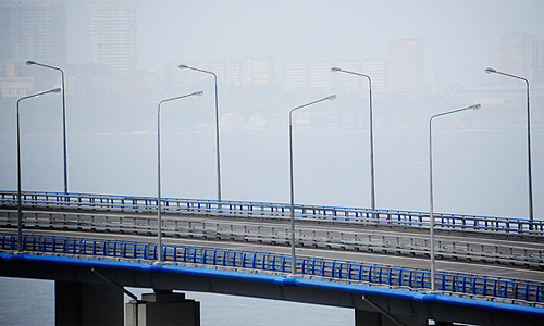 Тайфун "Болавен" достиг российских регионов. Проходя близко от Владивостока, он принес в город сильный ветер, скорость которого на побережье порывами достигает 30 м/секунду. Из-за непогоды был на некоторое время закрыт мост на остров Русский, построенный к саммиту АТЭС.