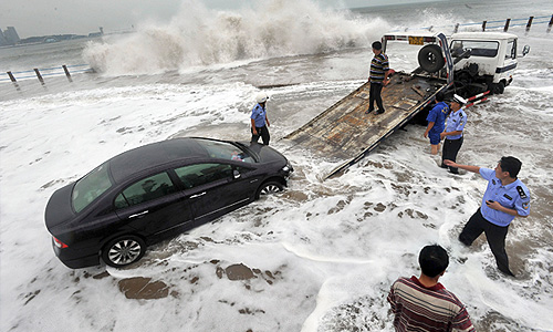 Число жертв обрушившегося на Южную Корею тайфуна "Болавен" достигло 17, сообщили в среду южнокорейские спасательные службы. Ранее поступали сообщения о 15 погибших.
