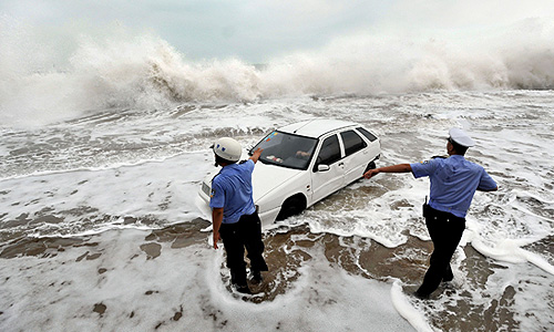 Число жертв обрушившегося на Южную Корею тайфуна "Болавен" достигло 17, сообщили в среду южнокорейские спасательные службы. Ранее поступали сообщения о 15 погибших.
