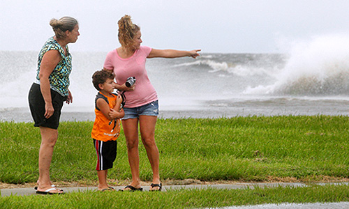 По данным Центра наблюдения за ураганами, траектория, по которой идет этот ураган, идентична той, по которой семь лет назад прошел ураган "Катрина", разоривший Новый Орлеан. В то же время сотрудники центра отмечают, что "Айзек" значительно слабее "Катрины".