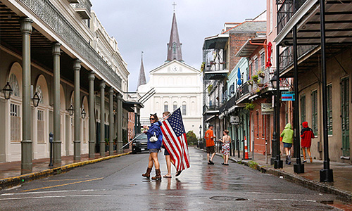 Наименее оживленные улицы Нового Орлеана патрулируют вооруженные бойцы Национальной гвардии США. Их задача - бороться против мародеров, которые могут активизироваться, когда через несколько часов на город обрушится ураган.