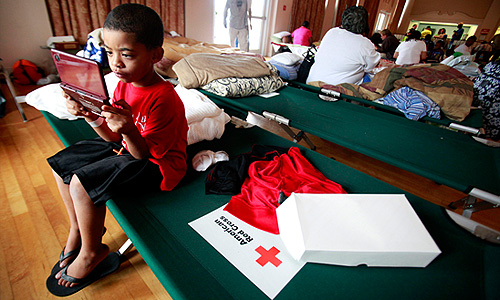 Мощный ураган "Айзек" в ночь на среду добрался до берегов американского штата Луизианы и теперь движется в сторону города Новый Орлеан, сообщает Национальный центр наблюдения за ураганами США. Метеорологи предупреждают, что сильные порывы ветра и проливные дожди отмечены не только в Луизиане, но и в прибрежных районах штатов Миссисипи и Алабама.