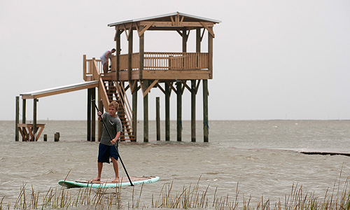 По данным Центра наблюдения за ураганами, траектория, по которой идет этот ураган, идентична той, по которой семь лет назад прошел ураган "Катрина", разоривший Новый Орлеан. В то же время сотрудники центра отмечают, что "Айзек" значительно слабее "Катрины".