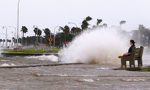 Метеорологи предупреждают, что сильные порывы ветра и проливные дожди отмечены не только в Луизиане, но и в прибрежных районах штатов Миссисипи и Алабама.